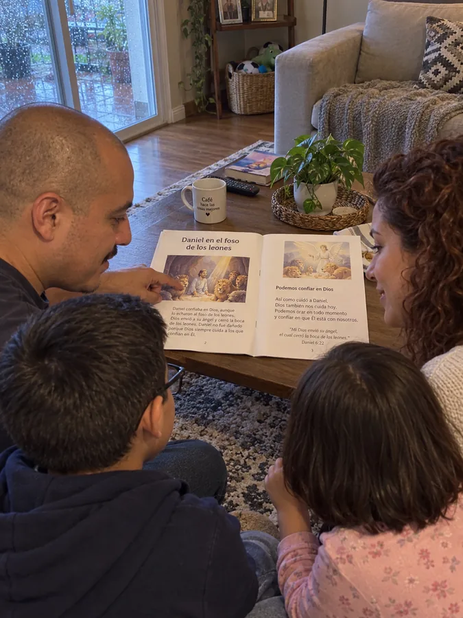 Un padre y sus hijos conversando después de leer la historia